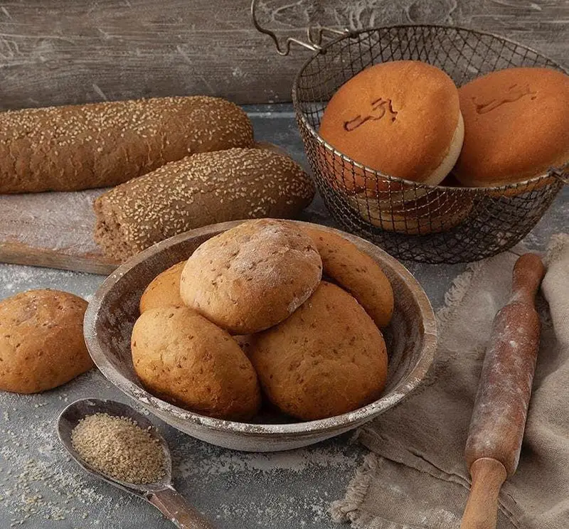 انواع نان تازه و خوشمزه باگت، شامل نان‌های ساندویچی، نان همبرگر و رول‌های کوچک. محصولات با کیفیت فست فود باگت.