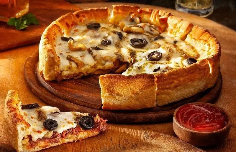 پیتزا دیپ دیش مخصوص فست فود باگت با کراست ضخیم، پنیر فراوان، زیتون و لایه‌ای از گوشت لذیذ، آماده سرو. تجربه طعمی بی‌نظیر.