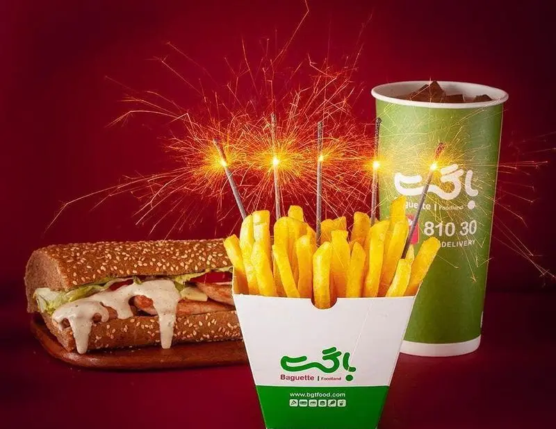 تصویری از منوی فست فود باگت | Foodland شامل ساندویچ تازه، سیب زمینی سرخ کرده با فشفشه و نوشیدنی خنک برای جشن.