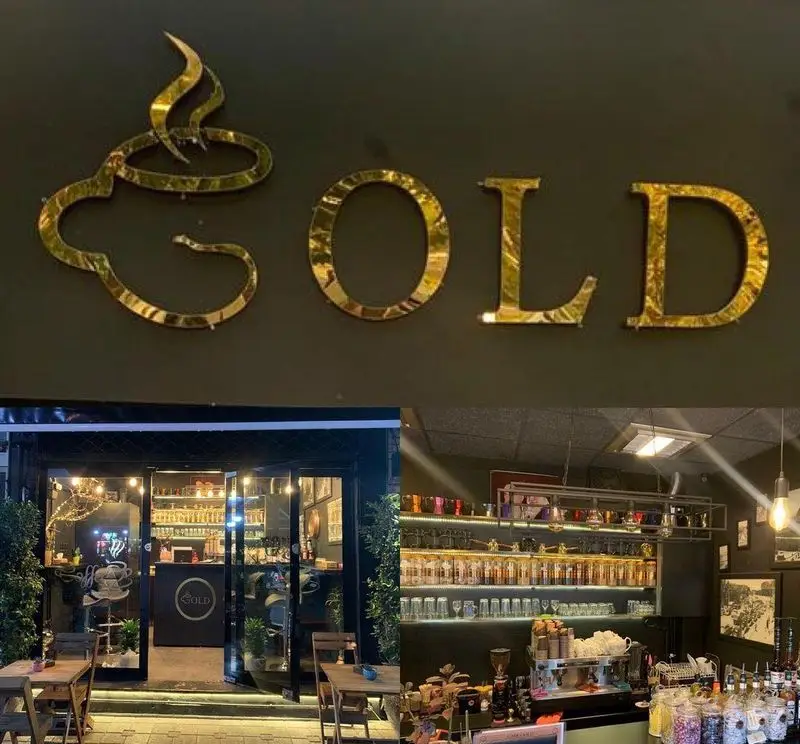 تصویر کافه گلد، شامل لوگوی طلایی "GOLD" با طرح فنجان قهوه، نمای بیرونی با میز و صندلی، و فضای داخلی مدرن با انواع قهوه و نوشیدنی.