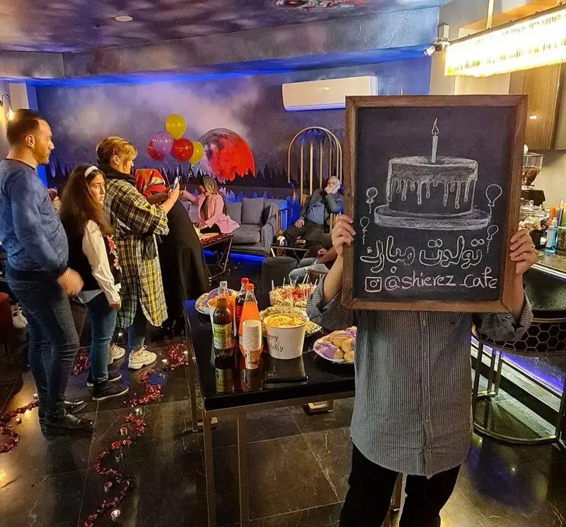 کافه شیرز میزبان جشن تولد با محیطی گرم و دلنشین، تابلوی تبریک و کیک، برای خلق خاطرات شیرین و به یادماندنی.