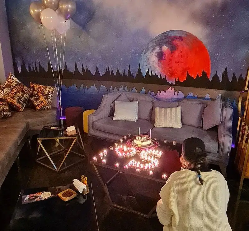 کافه شیرز: محیطی دنج و رمانتیک با دیوارنگاره ماه، شمع‌های زیبا و کیک برای جشن‌های خاص و فراموش‌نشدنی. ایده‌آل برای تولد.