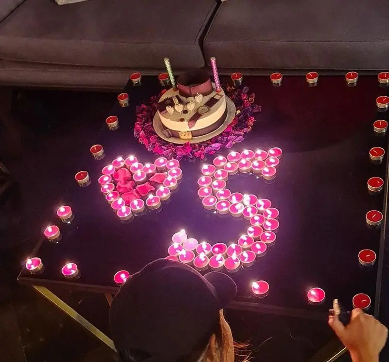 کافه شیرز: جشن سالگرد یا تولد ۲۵ سالگی با دکوراسیون شمعی، قلب و عدد ۲۵، محیطی گرم و به‌یادماندنی برای شما.