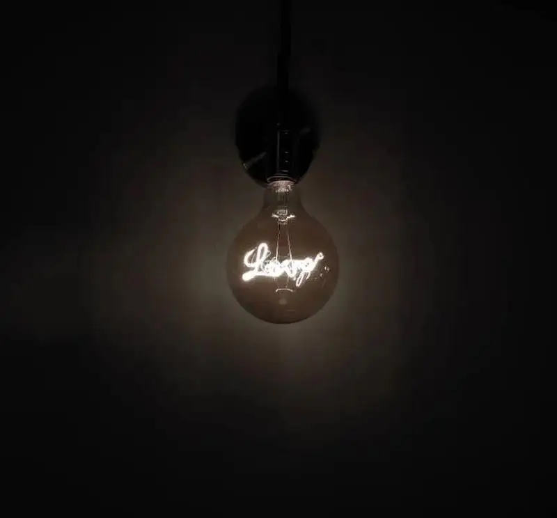 نورپردازی خلاقانه کافه شیرز: لامپ ادیسونی با فیلامنت Loopy، جلوه ای خاص به فضای داخلی می‌بخشد و محیطی دلپذیر می‌سازد.