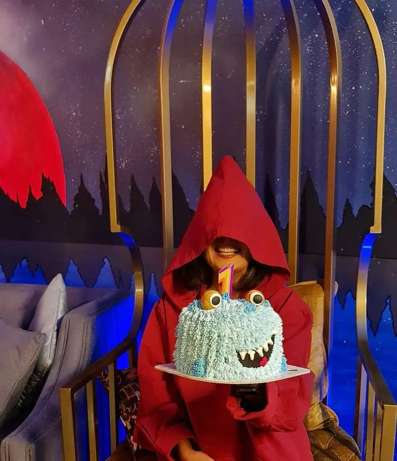 میزبان جشن تولد یک سالگی خاص خود در کافه شیرز باشید! کیک تولد با تم هیولا و شمع عدد ۱، در فضایی جادویی و دلنشین.