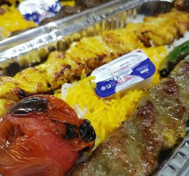 سفارش چلو کباب ویژه کترینگ شاهین شامل جوجه کباب، کباب کوبیده، چلو زعفرانی، کره، گوجه و فلفل کبابی. غذای باکیفیت و تازه.