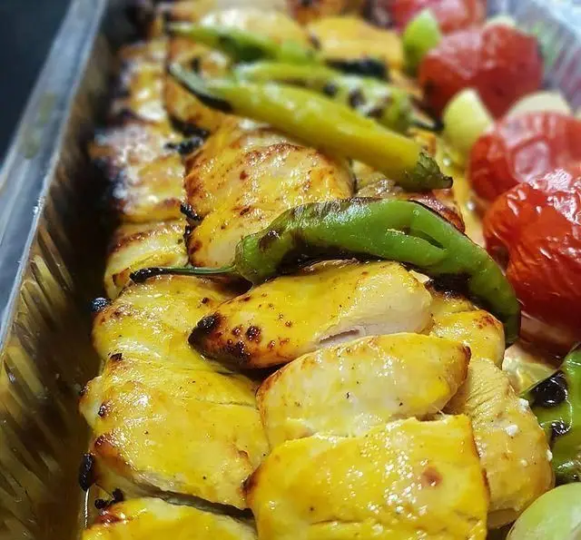 سفارش جوجه کباب زعفرانی خوش طعم و با کیفیت از کترینگ شاهین، همراه با فلفل و گوجه کبابی، بهترین گزینه برای غذای شرکتی و مجالس.