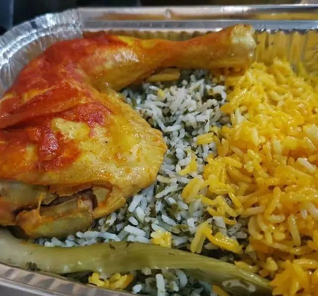 چلو مرغ مجلسی کترینگ شاهین؛ ران مرغ با سس مخصوص، همراه با سبزی پلو و چلو زعفرانی در یک بسته‌بندی مناسب. تجربه‌ای لذیذ از غذای ایرانی.