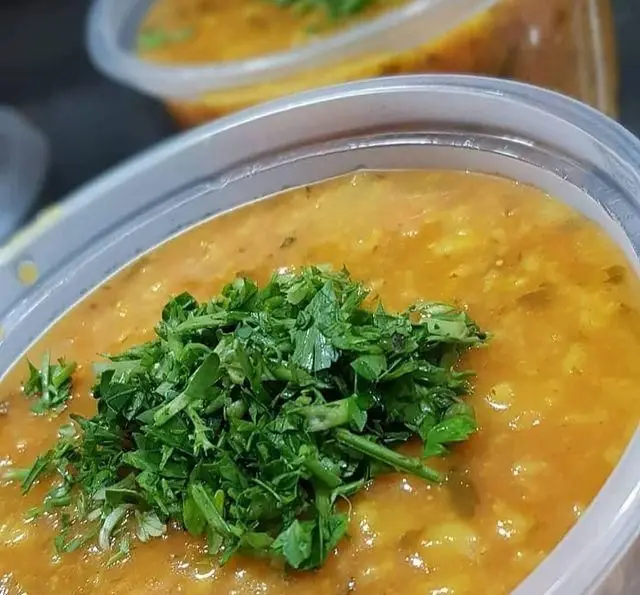 کترینگ شاهین: غذای خوشمزه و با کیفیت، خورشت یا آش ایرانی نذری با سبزی تازه، در بسته بندی آماده برای سفارش.