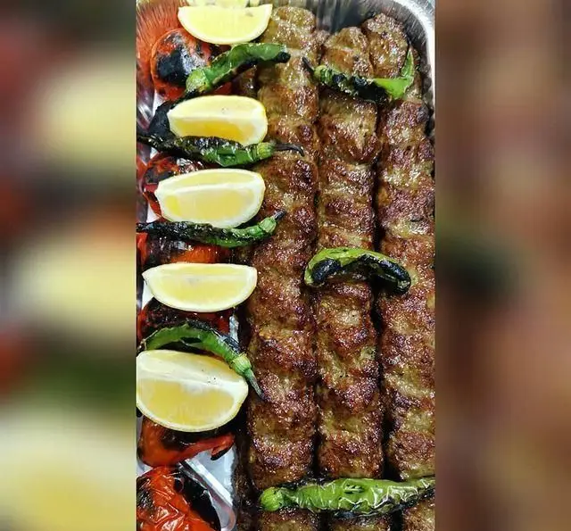 کترینگ شاهین: سینی پذیرایی کباب کوبیده اصیل ایرانی با گوجه، فلفل کبابی و لیمو. انتخابی عالی برای مهمانی‌ها و مجالس شما.
