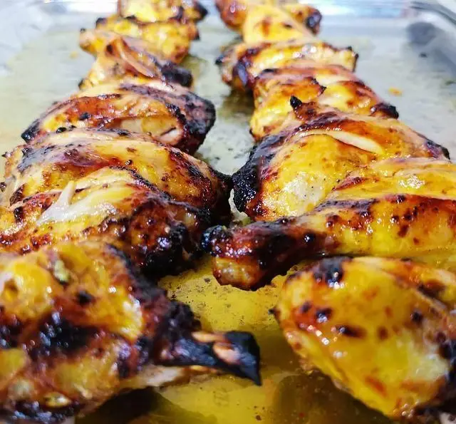 مرغ‌های بریان طلایی با پوست ترد و خوشرنگ، غذای لذیذ کترینگ شاهین، بهترین انتخاب برای مجالس و مهمانی‌ها.