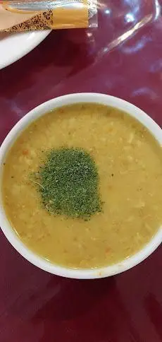 کاسه‌ای از سوپ گرم و لذیذ رستوران خاتون، تزئین شده با سبزیجات خشک معطر. تجربه طعم اصیل غذای ایرانی در فضایی دلنشین.