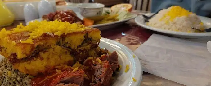 رستوران خاتون: ته چین گوشت و باقالی پلو با گوشت، غذای سنتی ایرانی با طعمی اصیل. بهترین انتخاب برای ناهار و شام.