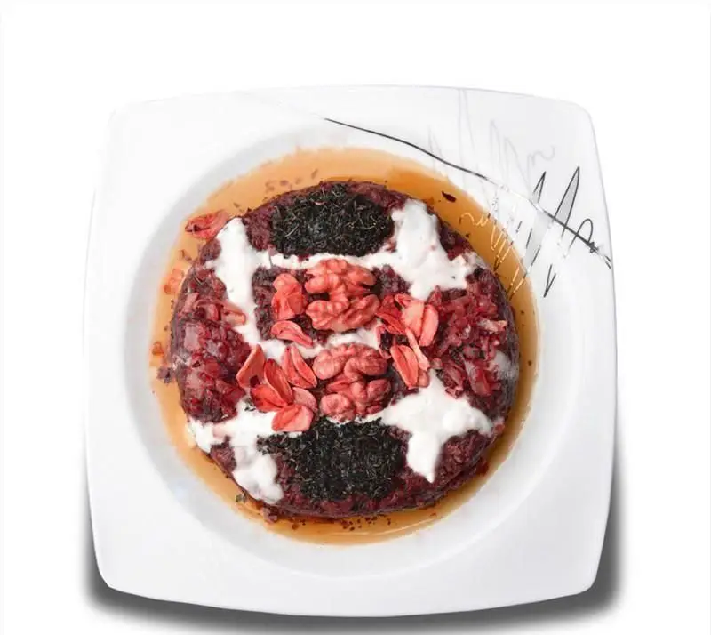 تصویری از غذای سنتی و اصیل ایرانی در رستوران آشپزخانه سلام: دیش خوش‌رنگ با چغندر یا انار، گردو، سس ماست و سبزی معطر خشک.