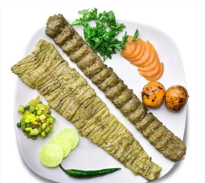 بشقاب مجلسی کباب ایرانی از رستوران آشپزخانه سلام: شامل دو سیخ کباب سبز با طعم عالی، سبزی تازه، لیمو، گوجه کبابی و مخلفات.