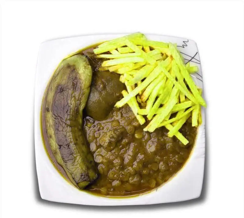 خورش قورمه سبزی اصیل ایرانی با بادمجان و سیب‌زمینی سرخ‌کرده، انتخابی عالی برای ناهار یا شام از آشپزخانه سلام.