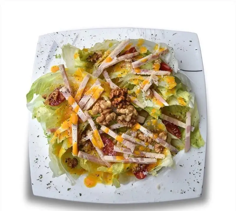 سالاد تازه و جذاب کاهو، گردو، گوجه، ژامبون و سس ویژه رستوران ایرانی آشپزخانه سلام. انتخابی سالم و لذیذ.