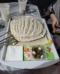 سینی کامل غذای کبابی جیگر طهرون با نان داغ تازه، کباب‌های آماده سرو، و مخلفات سنتی لذیذ. تجربه غذای ایرانی اصیل و دلچسب.