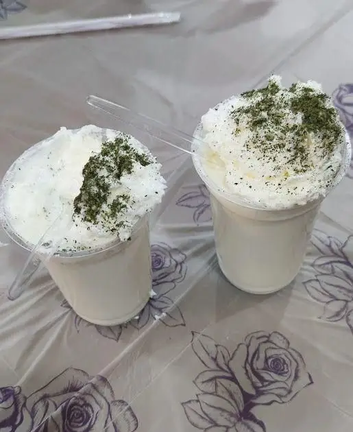 دو لیوان دوغ سنتی و بسیار خنک با رویه غلیظ کف و نعناع خشک، ایده‌آل برای رفع عطش در کنار کباب‌های داغ کبابی جیگر طهرون.