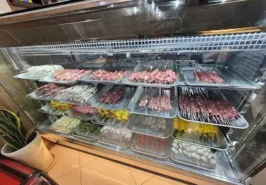 ویترین جذاب کبابی جیگر طهرون مملو از انواع کباب‌های تازه شامل جیگر، دل، قلوه، کباب کوبیده و جوجه کباب، آماده طبخ روزانه.