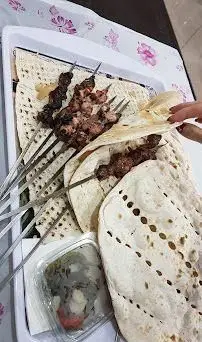 سینی متنوع و اشتهاآور کباب‌های گوشت تازه و آبدار کبابی جیگر طهرون همراه با نان سنتی داغ، تجربه‌ای لذیذ از غذای ایرانی.