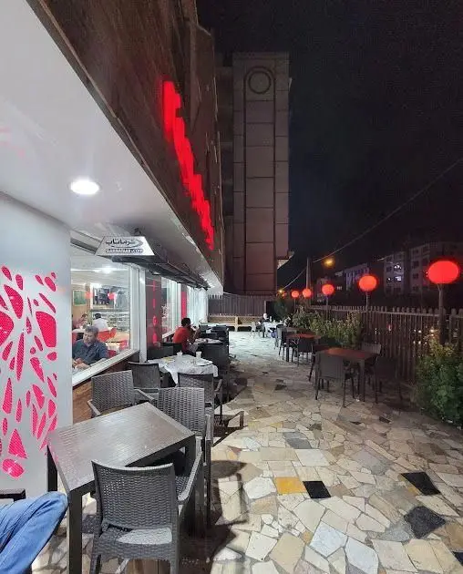 نمای شبانه رستوران کبابی جیگر طهرون، با فضای باز و دکوراسیون دلنشین، ایده‌آل برای صرف شام و تجربه غذایی