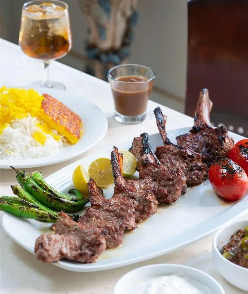 شیشلیک لذیذ رستوران الف، کباب دنده گوسفندی با برنج زعفرانی، ته دیگ، گوجه و فلفل کبابی. بهترین کباب دنده در تهران.