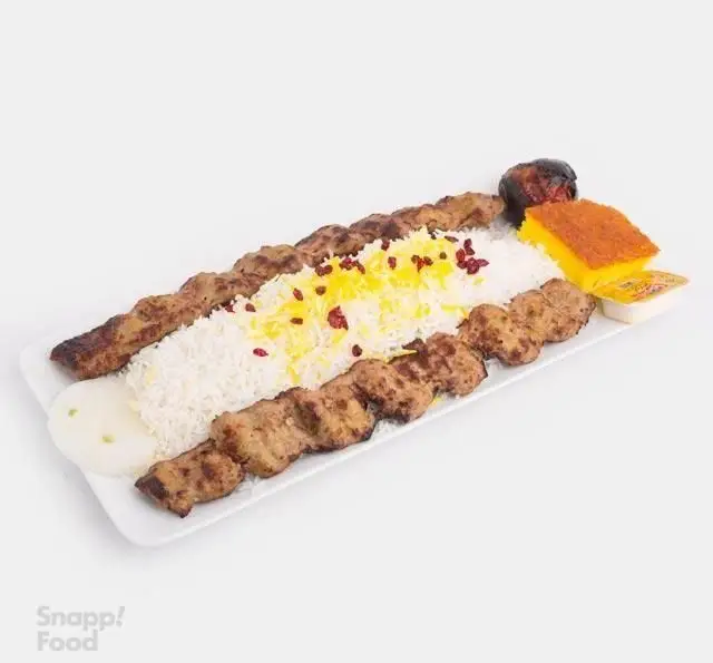 سفارش آنلاین غذای لذیذ ایرانی از رستوران الف: دو سیخ کباب کوبیده ممتاز با برنج زعفرانی، زرشک، ته دیگ طلایی، گوجه کبابی و پیاز.
