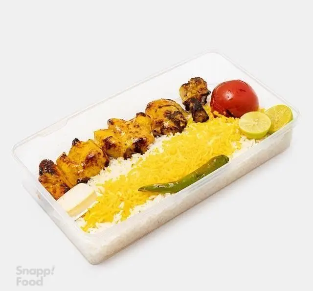 سفارش غذای بیرون بر رستوران الف: جوجه کباب لذیذ با برنج زعفرانی، گوجه کبابی، لیمو تازه و فلفل. غذای ایرانی اصیل.