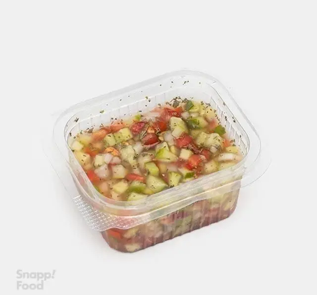 سالاد شیرازی تازه و خوشمزه از رستوران الف در ظرف شفاف، حاوی خیار، گوجه، پیاز و سبزیجات معطر آماده سرو.