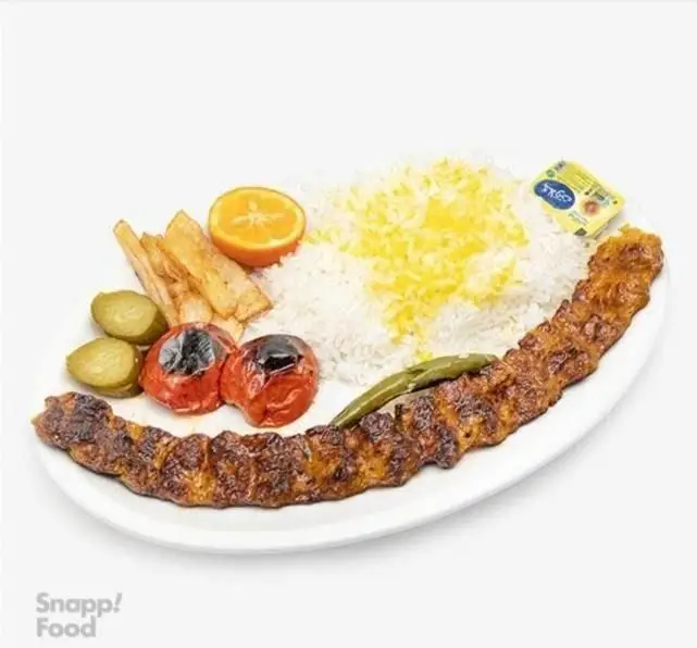 غذای اصیل رستوران الف: کباب کوبیده آبدار با برنج زعفرانی، گوجه کبابی، سیب‌زمینی سرخ‌کرده، لیمو، خیارشور و فلفل. تجربه‌ای لذیذ.