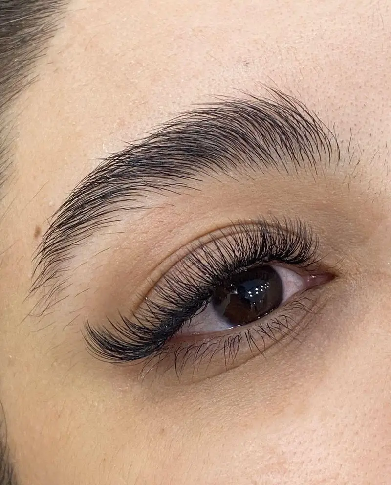 نمونه کار فوقالعاده اکستنشن مژه والیوم بلند و زیبا، همراه با ابروهای لیفت شده و مرتب برای چشمانی جذاب. خدمات حرفهای اکستنشن مژه زهرا.