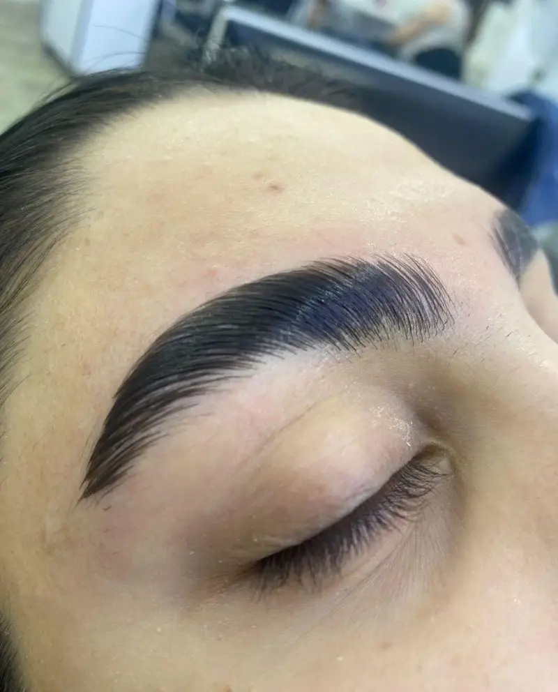 نمونه لیفت و لمینت ابرو با جلوه طبیعی و پرپشت در اکستنشن مژه زهرا؛ بهترین خدمات تخصصی زیبایی مژه و ابرو.