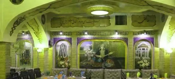 فضای داخلی رستوران ایرانی هزار و یک شب با دکوراسیون سنتی، نقاشی‌های دیواری زیبا و نورپردازی دلنشین برای تجربه غذایی اصیل.