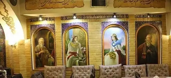 فضای داخلی زیبای رستوران ایرانی هزار و یک شب با دکوراسیون سنتی، نقاشی‌های دیواری از شخصیت‌های تاریخی و مبلمان راحت.