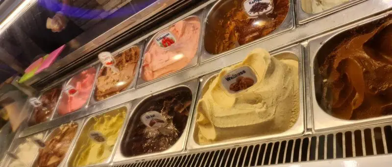 نمایشگر بستنی سان مار کو با طعم‌های متنوع و جذاب شامل توت فرنگی، قهوه و گردو، تجربه‌ای شیرین از بستنی تازه.