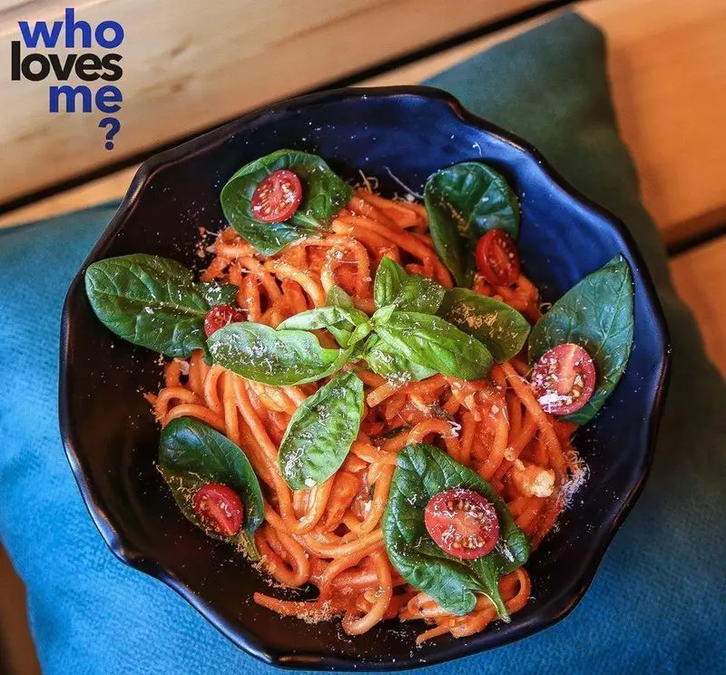 کاسه پاستا با سس قرمز، ریحان تازه، گوجه و پنیر پارمزان، یک غذای خوشمزه از فست فود د ل پ. لذت طعم واقعی را تجربه کنید.