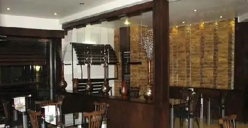 فضای داخلی شیک و مدرن فست فود اونیک با دکوراسیون چوبی، میز و صندلی‌های راحت و نورپردازی دلنشین برای صرف غذا