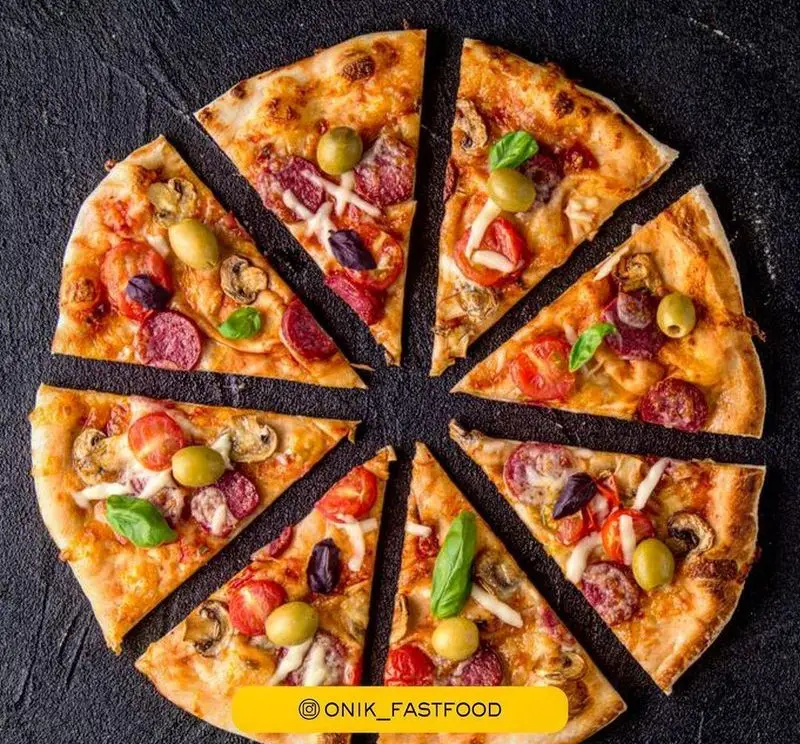 تصویر پیتزای سوسیس و قارچ تازه و خوشرنگ با زیتون و گوجه فرنگی از فست فود اونیک. بهترین انتخاب برای یک وعده غذایی لذت بخش.