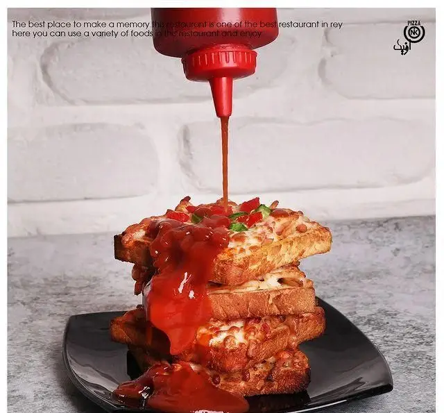 تصویر غذای فست فود اونیک: ساندویچ‌های پیتزایی لذیذ با پنیر ذوب شده و سس قرمز که بر روی آن‌ها می‌ریزد، انتخابی عالی برای دوستداران فست فود.
