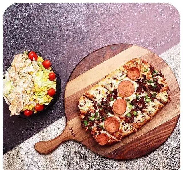 پیتزا مستطیلی با پپرونی، گوشت و قارچ همراه سالاد مرغ و سبزیجات تازه در فست فود اونیک. تجربه‌ای خوشمزه و کامل.