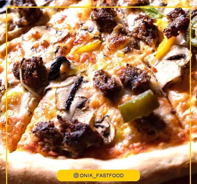 پیتزا گوشت و قارچ بی‌نظیر از فست فود اونیک، با رویه‌ای از گوشت چرخ‌کرده آبدار، قارچ‌های اسلایس‌شده و فلفل دلمه‌ای‌های رنگی. ترکیبی عالی برای شام.