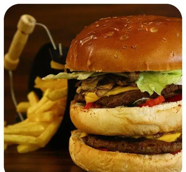 چیزبرگر دوبل قارچ و پنیر جذاب از فست فود اونیک با نان تازه و سیب‌زمینی سرخ‌کرده، انتخابی عالی برای یک وعده غذایی لذیذ.