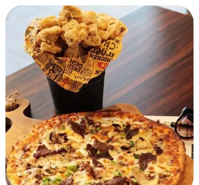 پیتزا گوشت و قارچ اونیک، همراه با پاپ کورن مرغ ترد و خوشمزه، تجربه‌ای بی‌نظیر از فست فود اونیک برای یک وعده غذایی دلچسب و باکیفیت.
