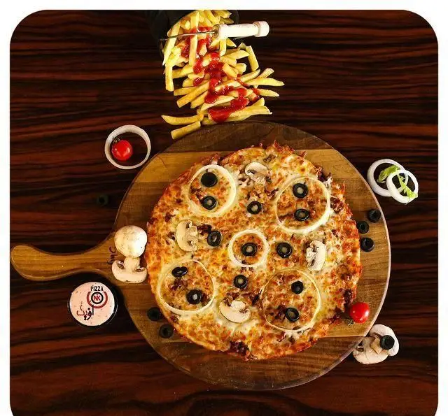 پیتزا مخصوص فست فود اونیک با قارچ، زیتون، پیاز و سیب زمینی سرخ کرده. غذای خوشمزه و با کیفیت از بهترین فست فود.