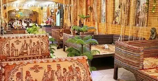 فضای دلنشین سفره خانه سنتی آق بانو با دکوراسیون اصیل ایرانی، مبلمان سنتی و نقش‌های تاریخی برای تجربه غذای بی‌نظیر.