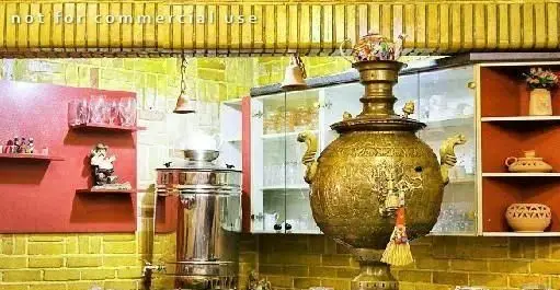 دکوراسیون داخلی سفره خانه سنتی آق بانو با سماور قدیمی برنجی، ظروف سنتی و چایخانه دنج، فضایی ایده‌آل برای لذت بردن از لحظات ناب.