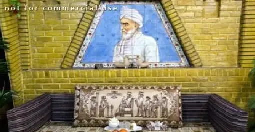 دکوراسیون داخلی چشم‌نواز سفره خانه سنتی آق بانو با دیوار آجری، تابلو نگارگری و تخت‌های سنتی، فضایی دلنشین برای پذیرایی و تجربه فرهنگ اصیل ایرانی.