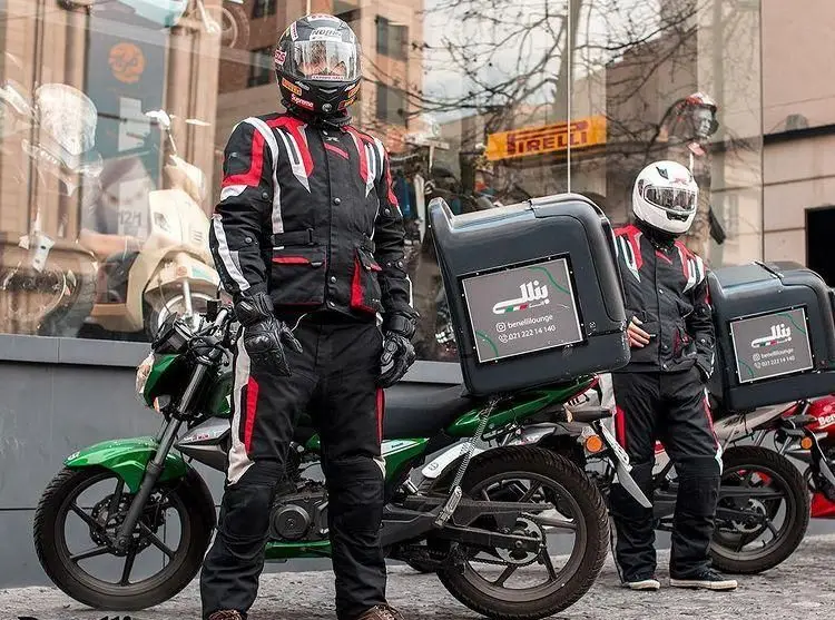 پیک‌های موتوری رستوران بنلی لانژ آماده ارسال سریع غذا با موتورهای دلیوری و جعبه‌های حمل غذا.