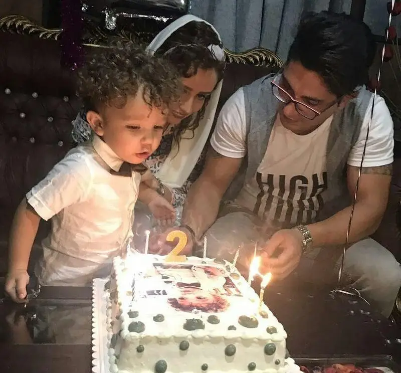 لحظات شاد و به یادماندنی جشن تولد 2 سالگی کودک در رستوران و سفره خانه سنتی دنج، با کیک و شمع روشن. محیطی گرم برای خانواده‌ها.